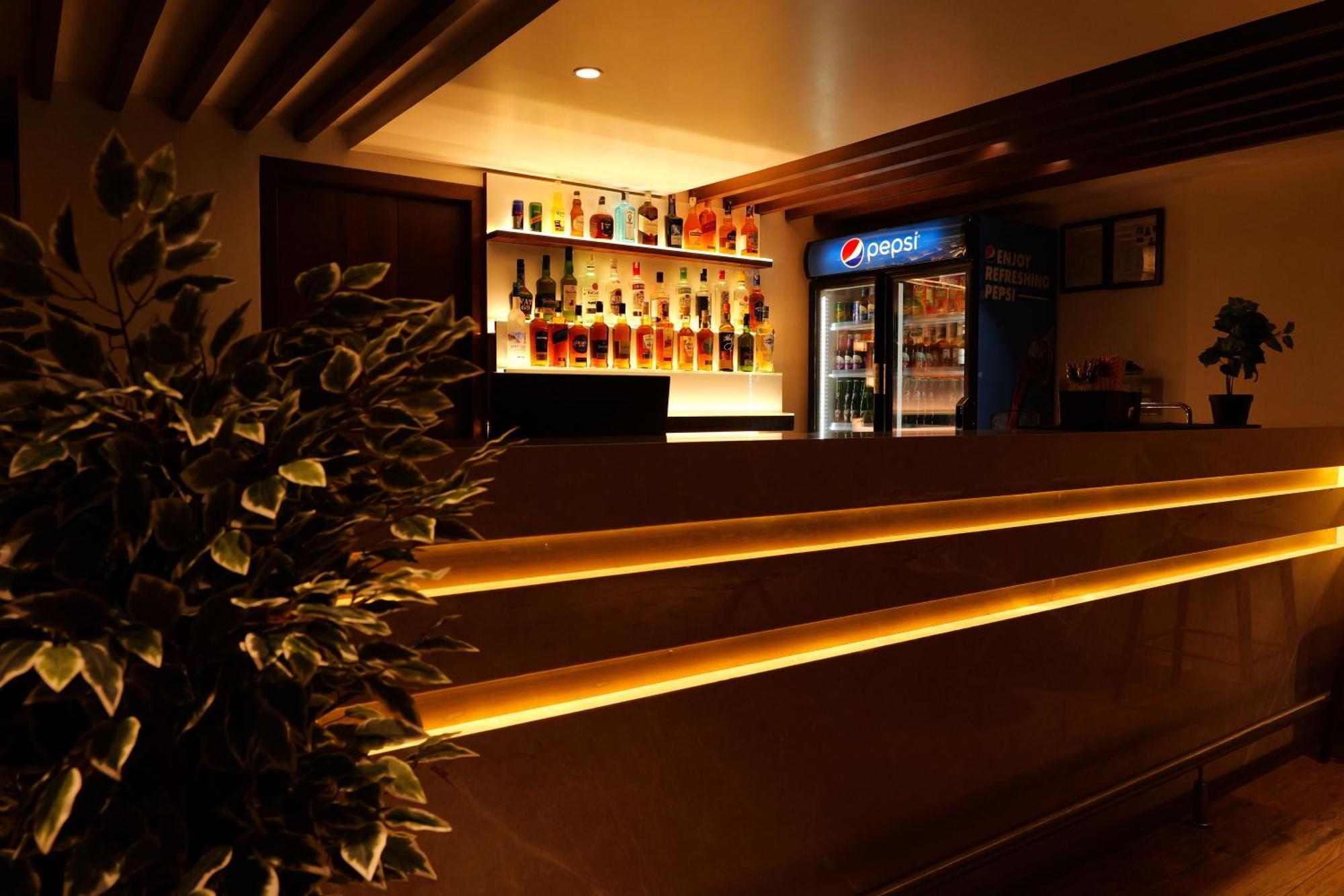 Uva Manish Hotel Кундапур Екстериор снимка